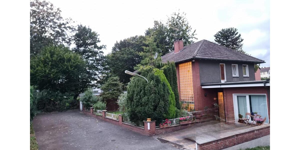 Wohnhaus mit aktuell zwei Wohnungen, einem Gästezimmer und Keller zimmer