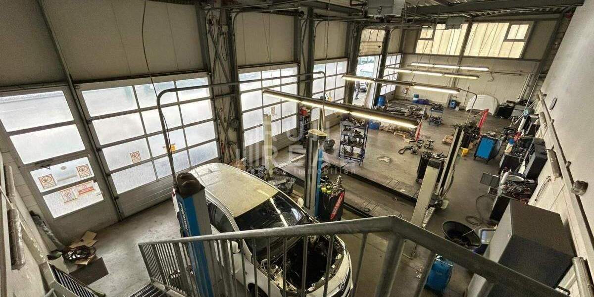 Lagerfläche mit Hebebühnen | 5 ebenerdige Rolltore | Umkleiden zimmer