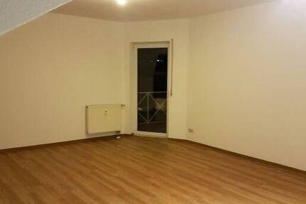 Traumhafte 3 Zimmer Wohnung mit Süd-Dachbalkon, Westloggia und Stellplatz in ruhiger Lage - Bezug bereits ab 15.8. möglich!