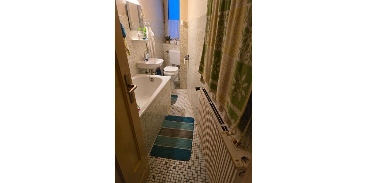 großzügig geschnittene Wohnung im 1. OG mit großer Wohnküche 2 zimmer