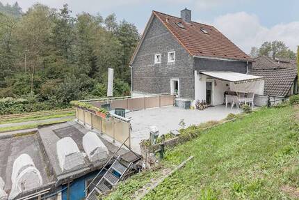 Vermietung und Selbstnutzung: Mehrfamilienhaus mit 7 Einheiten, Kfz-Stellplätzen und Garagen 1 zimmer