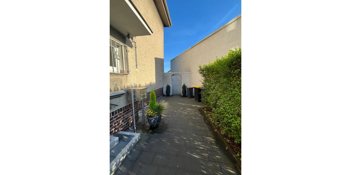 3 Familienhaus mit 2 Stellplätzen 12 zimmer