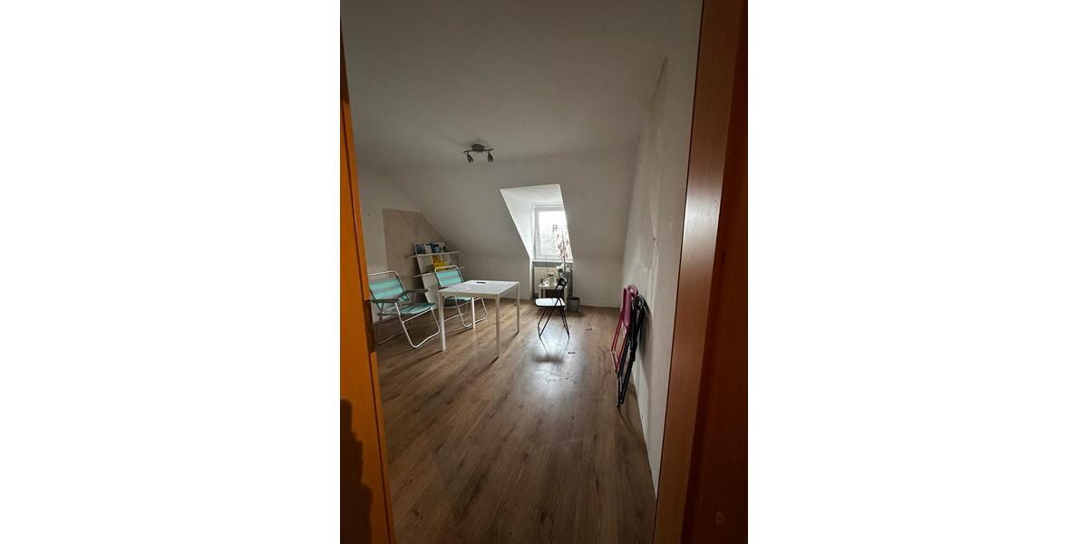 Dachgeschoss mit viel Potenzial zu Vermieten 3 zimmer