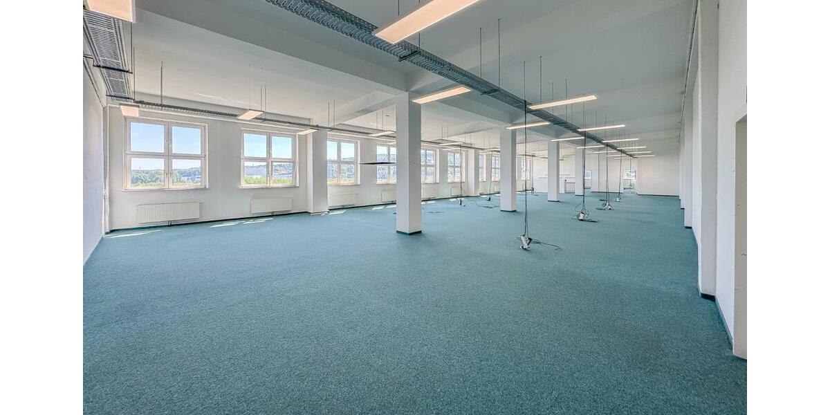 BEHEIZTES LAGER MIT SICHERHEITSDIENST – 390 m² – STELLPLÄTZE – LASTENAUFZUG – BARRIEREFREI – KÜCHE zimmer