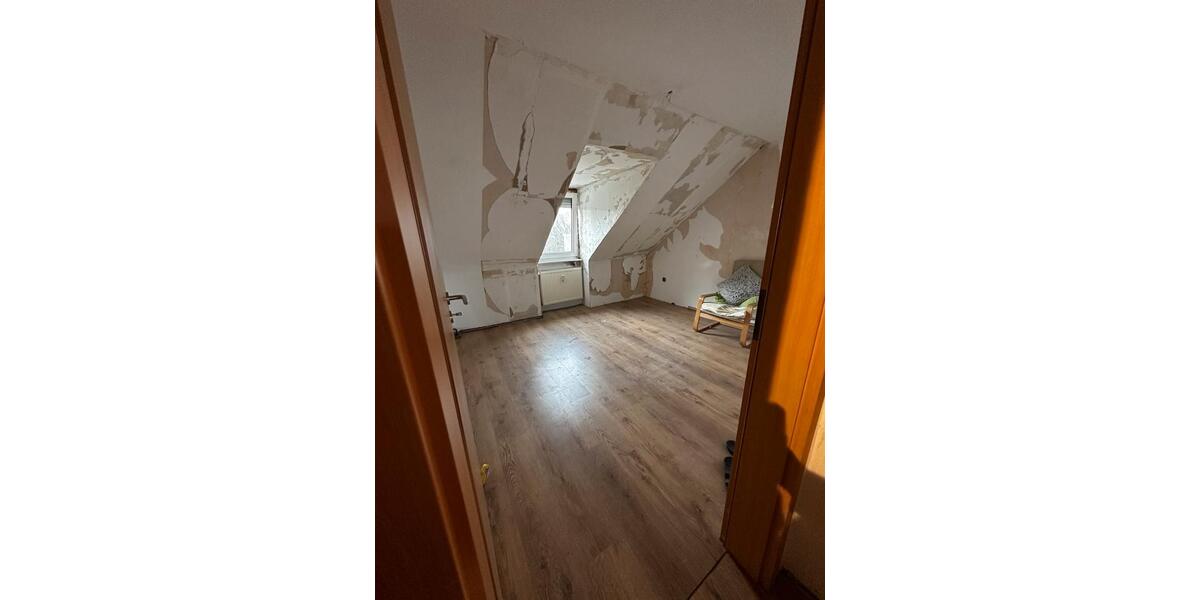 Dachgeschoss mit viel Potenzial zu Vermieten 3 zimmer
