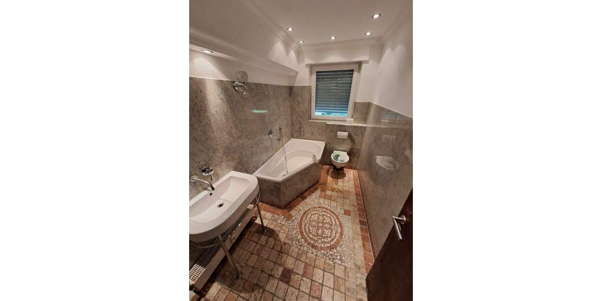 Zweifamilienhaus in ruhiger Lage und großzügigem Grundstück 7 zimmer