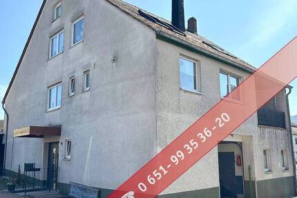 Detzem: Zuhause mit Mehrwert: Großes Ein-Zweifamilienhaus mit Garten, Garagen & Lagerfläche