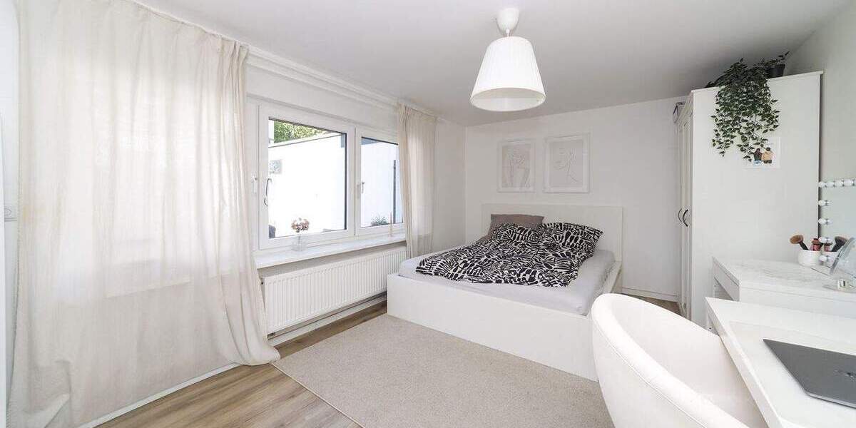 Hochwertige Erdgeschosswohnung mit Garten in kernsaniertem 3-Familienhaus 4 zimmer