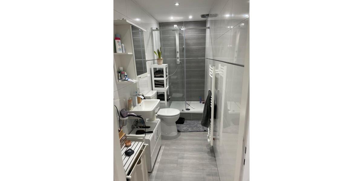 Voll Möblierte, Helle, kernsanierte 1,5-Zimmer-Wohnung zimmer