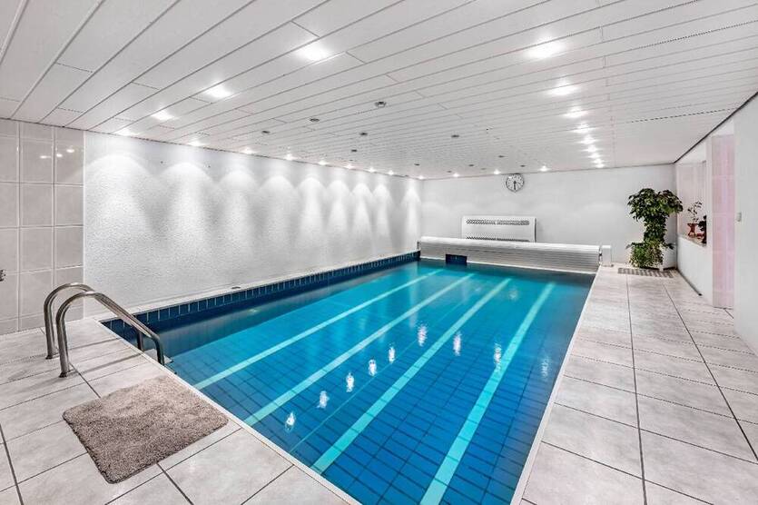 Imposantes 1-2 Familienhaus mit großem Grundstück, Pool und Wellnessbereich