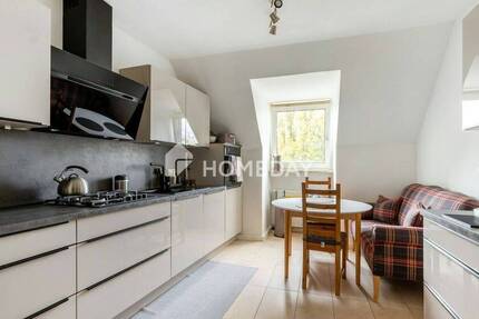 Gemütliche DG-Wohnung mit hochwertiger EBK, Fensterbad, Stellplatz und Top ÖPNV-Anbindung