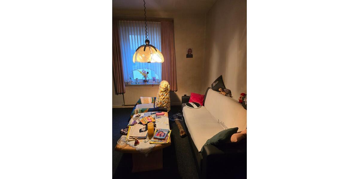 großzügig geschnittene Wohnung im 1. OG mit großer Wohnküche 2 zimmer