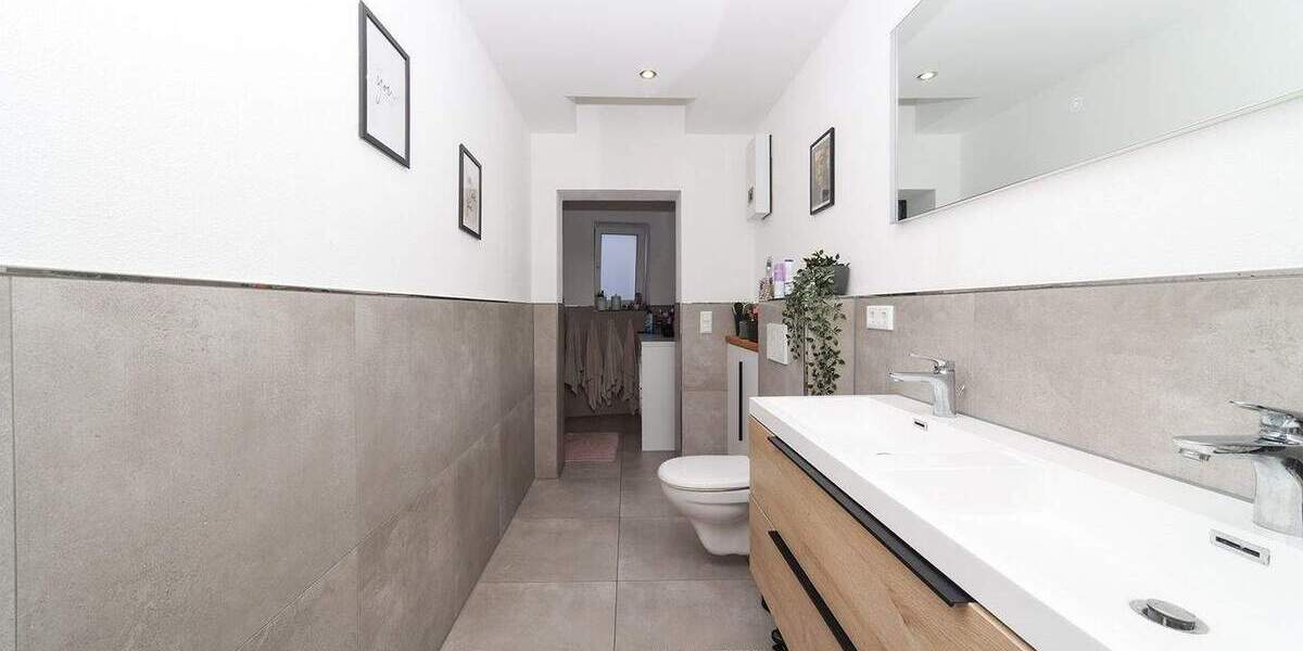 Hochwertige Erdgeschosswohnung mit Garten in kernsaniertem 3-Familienhaus 4 zimmer