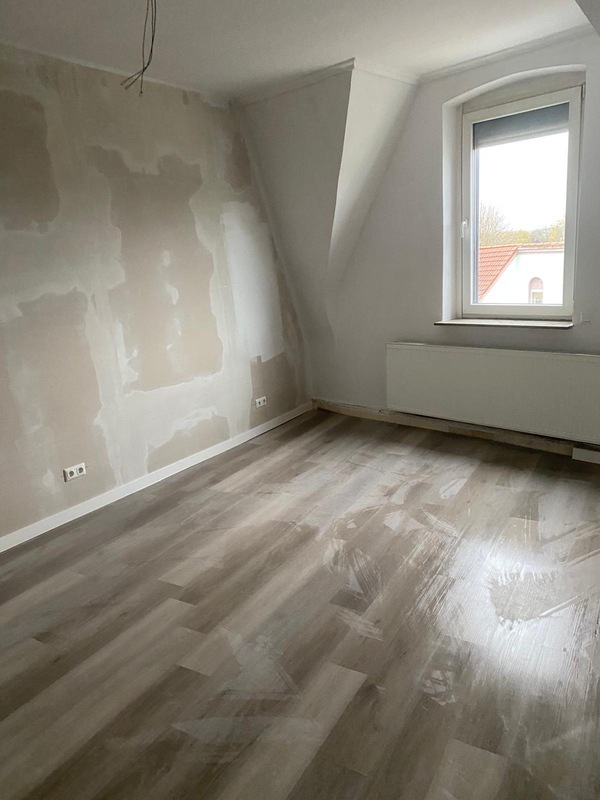 Modernisierte 2-Zi. DG WHG mit kl. Balkon in Do.-Eving zimmer