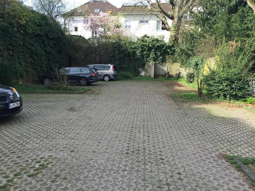 Platz für bis zu 20 Fahrzeuge circa 400qm groß zu mieten