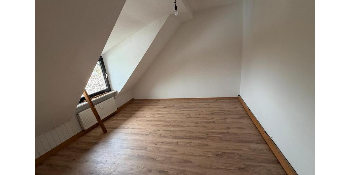 Dachgeschoßwohnung Bochum Günnigfeld - 3 Zimmer, 80 m&sup2;, 780&euro; | Angebot:25640135
