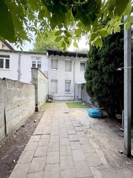 Wohnen und Vermieten! Balkone und Garagen! Liebevoll gepflegt und teilmodernisiert.