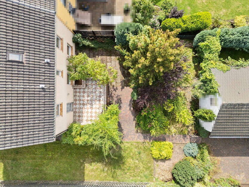 Doppelhaushälfte für bis zu 2 Familien mit großem Grundstück in ruhigem Wohnumfeld.