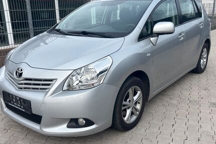 Toyota Verso 74.042 km 7.990 &euro; Dortmund 44145