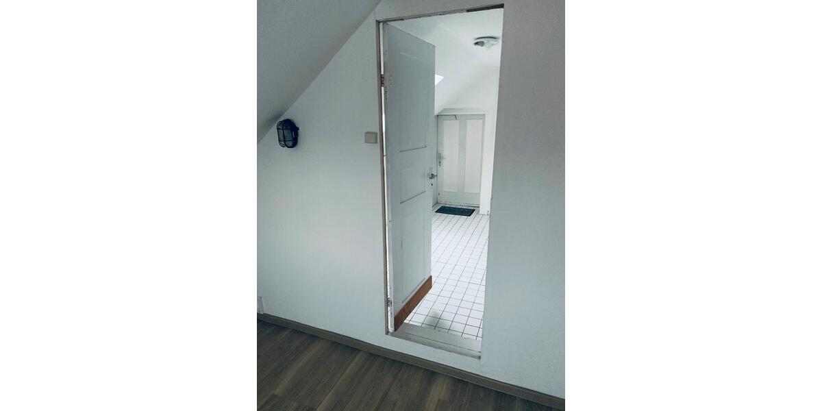 RE-West Altbauwohnung 2 Zi., KDB, DG, 55 qm, saniert, kein Balkon 2.5 zimmer
