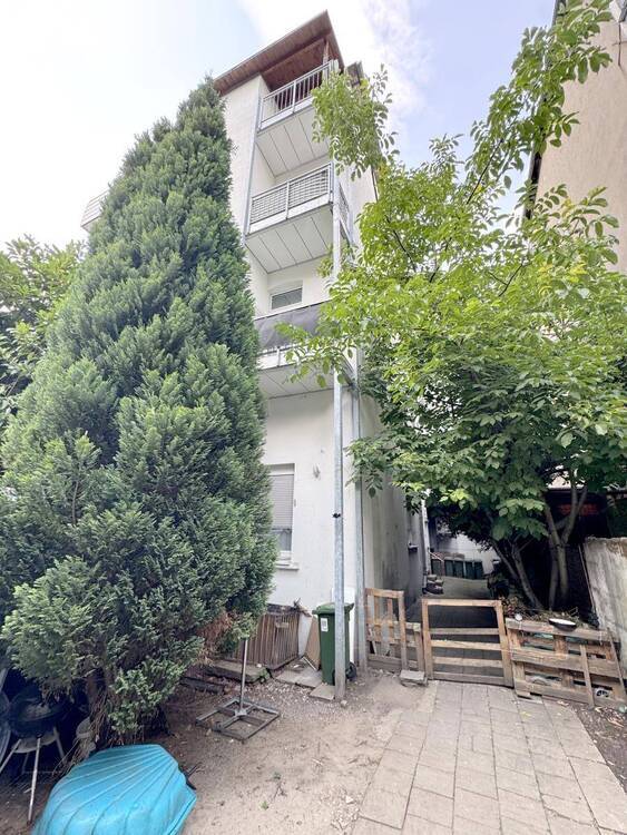 6 Wohnungen & 1 Ladenlokal. Balkone & Garagen. Liebevoll gepflegt & modernisiert.