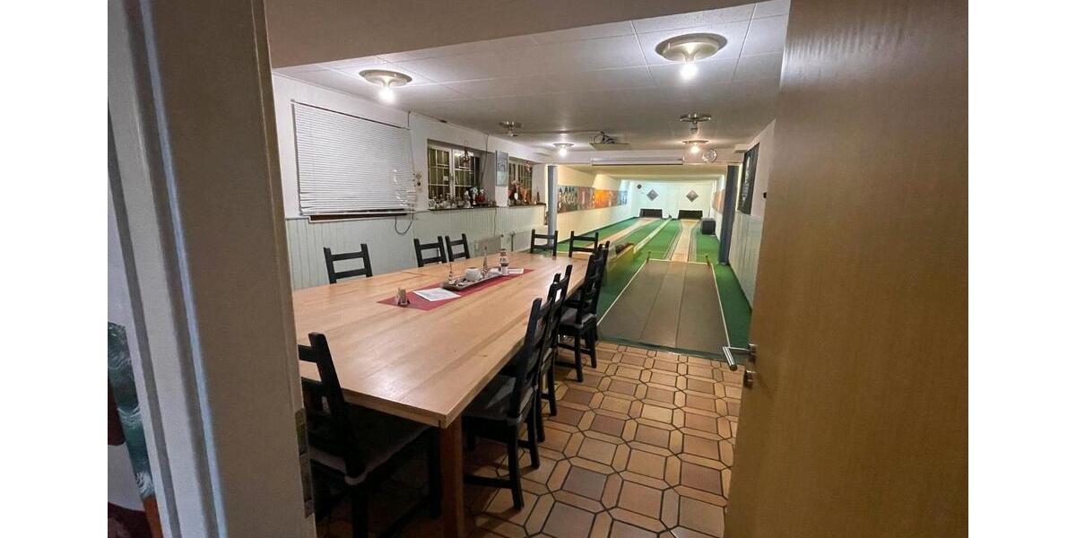 Kegelbahn mit Gaststätte und Inventar 