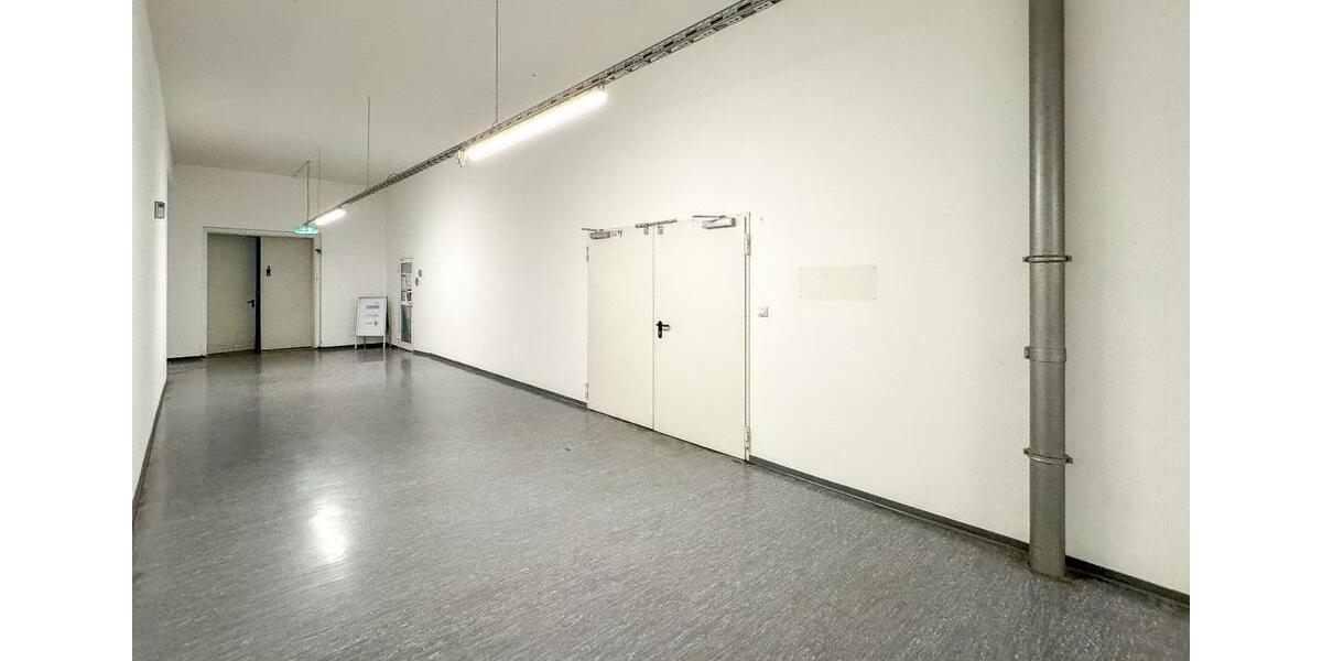 LAGER MIT BÜRO & KÜCHE – 240 m² – ÜBERWACHT – LASTENAUFZUG – STARKSTROM – RENOVIERT zimmer
