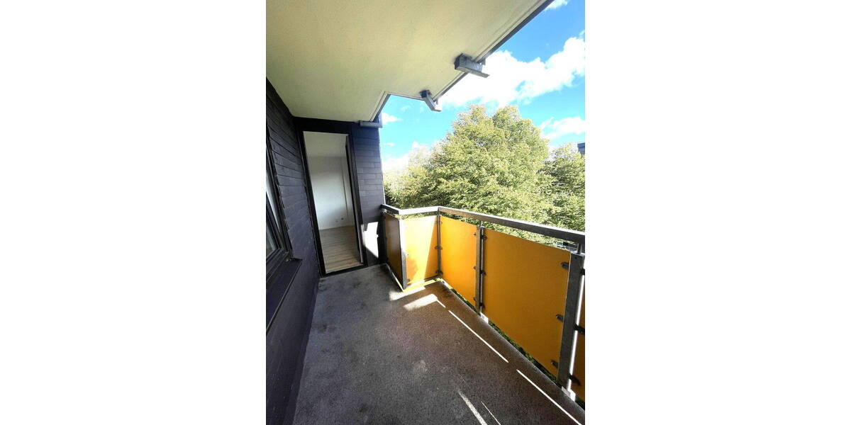 **Helle & frisch renovierte 2,5-Zimmer-Wohnung - mit Balkon & Aufzug** 2 zimmer