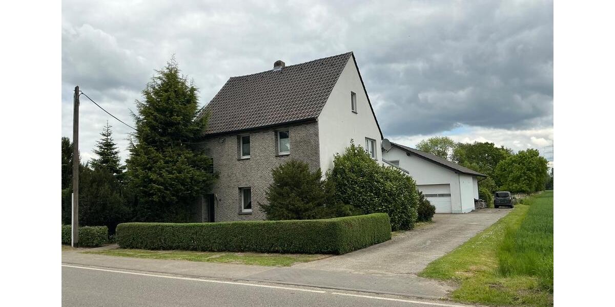 Einfamilienhaus in bester Lage, große Garage mit Eigentumsgrundst 6 zimmer