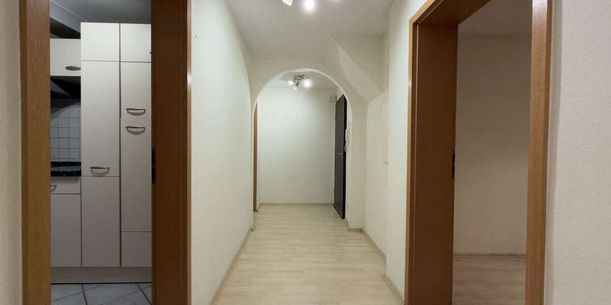 Gepflegte 3,5-Zimmer-Dachgeschosswohnung mit Einbauküche und Garage 3.5 zimmer