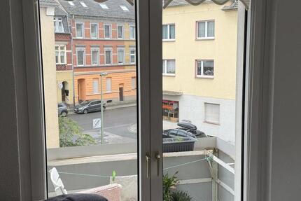 2-Zimmer-Wohnung im 2.OG mit Balkon in Duisburg-Untermeiderich zimmer