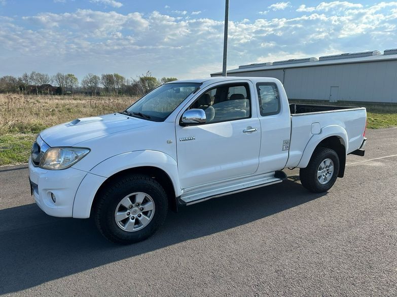 Toyota Hilux 99.000 km 17.800 &euro; Dortmund 44267