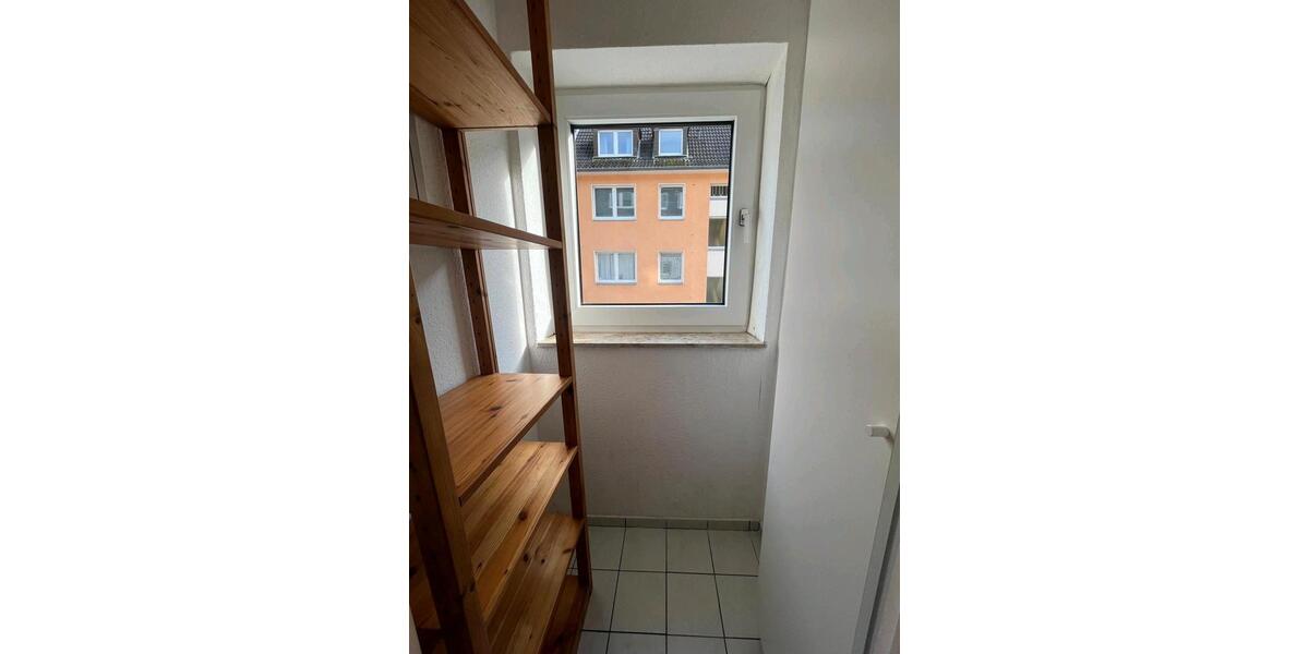 Helle ETW mit Balkon und Tiefgaragenstellplatz in zentraler Lage 2.5 zimmer