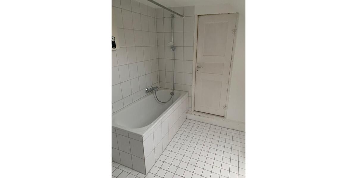 RE-West Altbauwohnung 2 Zi., KDB, DG, 55 qm, saniert, kein Balkon 2.5 zimmer