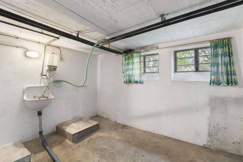 Doppelhaushälfte für bis zu 2 Familien mit großem Grundstück in ruhigem Wohnumfeld.