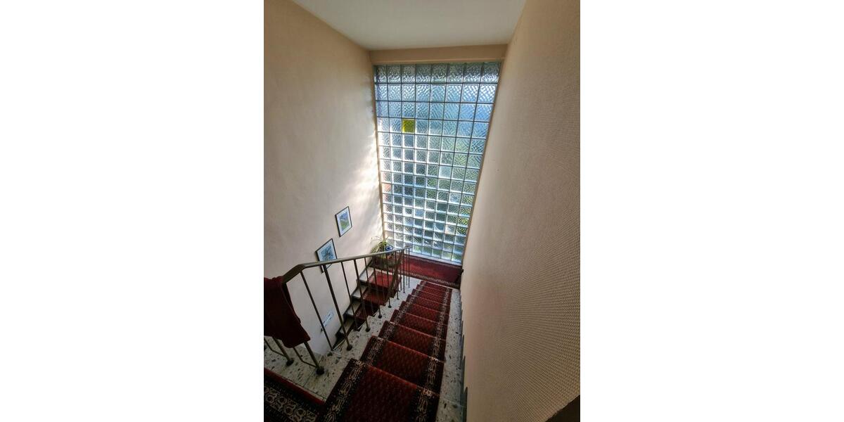 Wohnhaus mit aktuell zwei Wohnungen, einem Gästezimmer und Keller zimmer