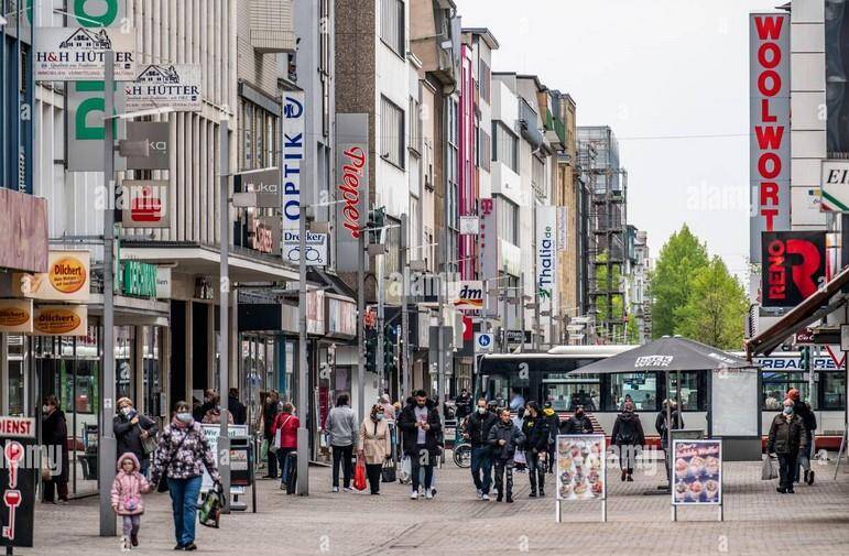 Wohnen und Vermieten! Balkone und Garagen! Liebevoll gepflegt und teilmodernisiert.