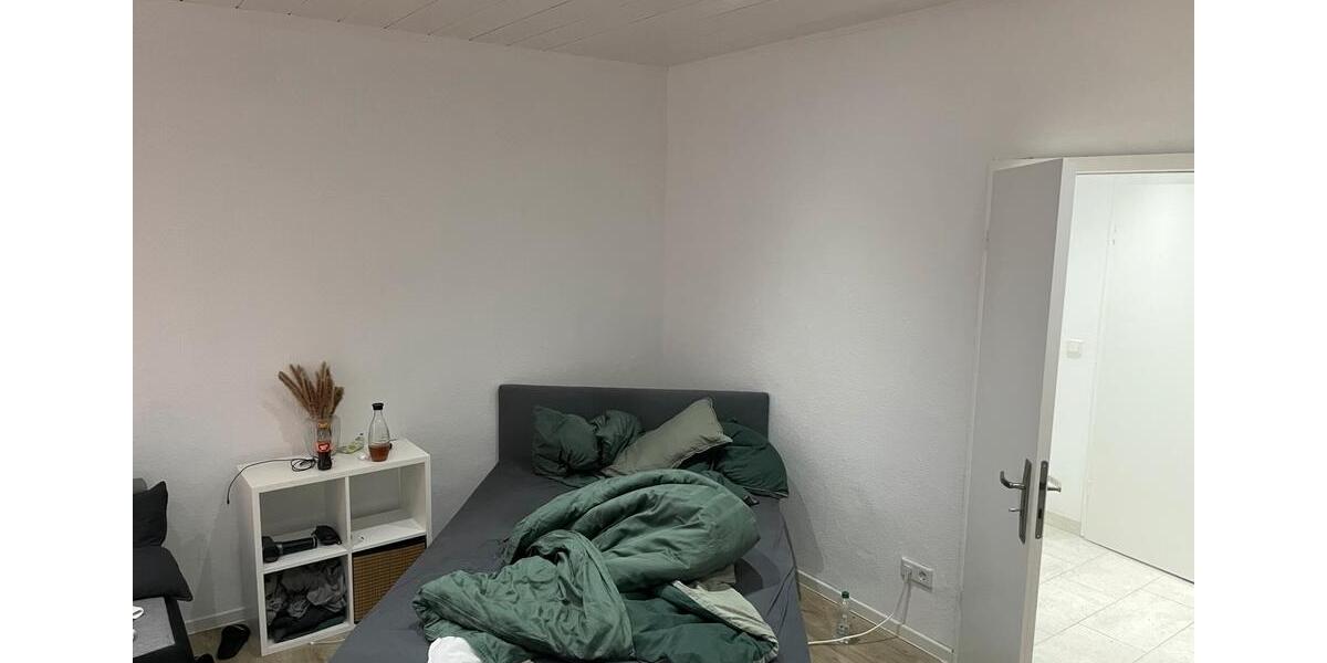 Voll Möblierte, Helle, kernsanierte 1,5-Zimmer-Wohnung zimmer
