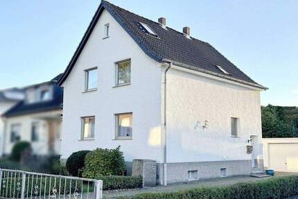 GEPFLEGTE DOPPELHAUSHÄLFTE MIT GARAGEN AUF GROßEM GRUNDSTÜCK IN DER MENGEDER HEIDE 6 zimmer