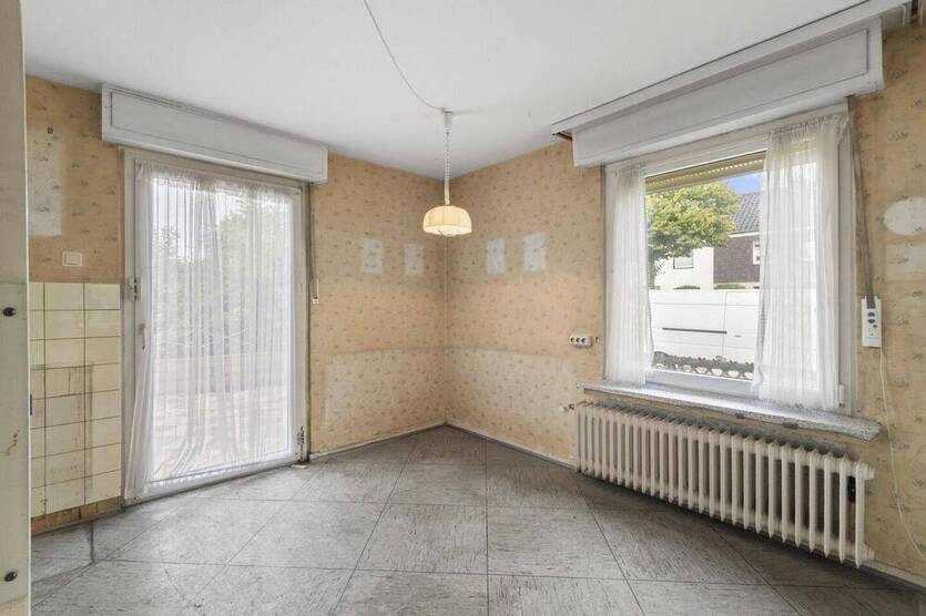 Doppelhaushälfte für bis zu 2 Familien mit großem Grundstück in ruhigem Wohnumfeld.