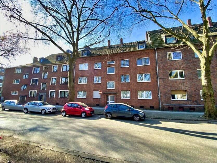 Gepflegtes Mehrfamilienhaus mit 8 Wohnungen und 5 Garagen