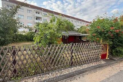 +++ Baugrundstück mit 2 Garagen +++