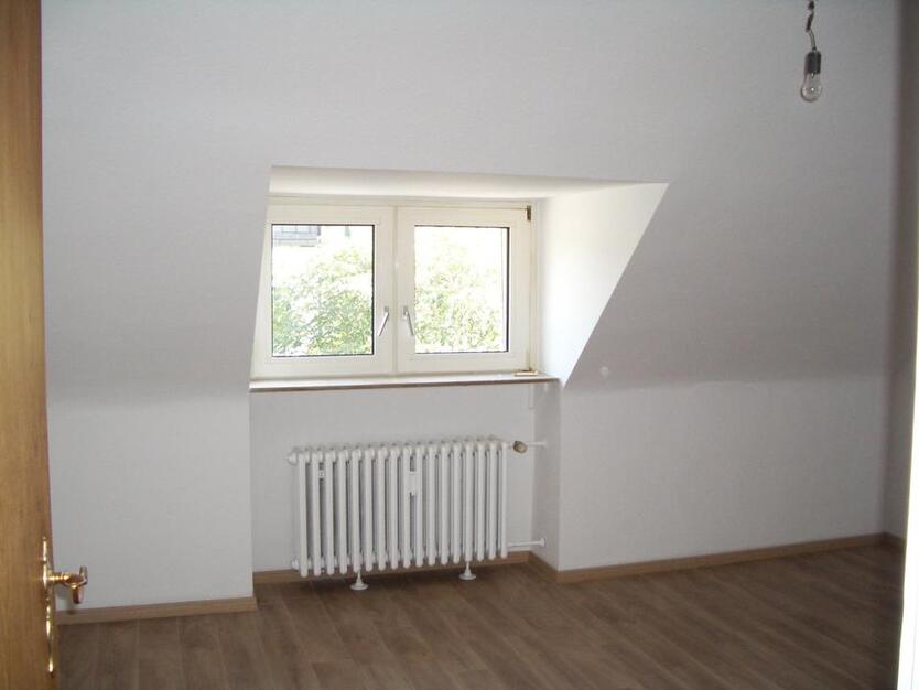Schöne 2,5 Zimmer Dachgeschoßwohnung in 45326 Essen-Altenessen