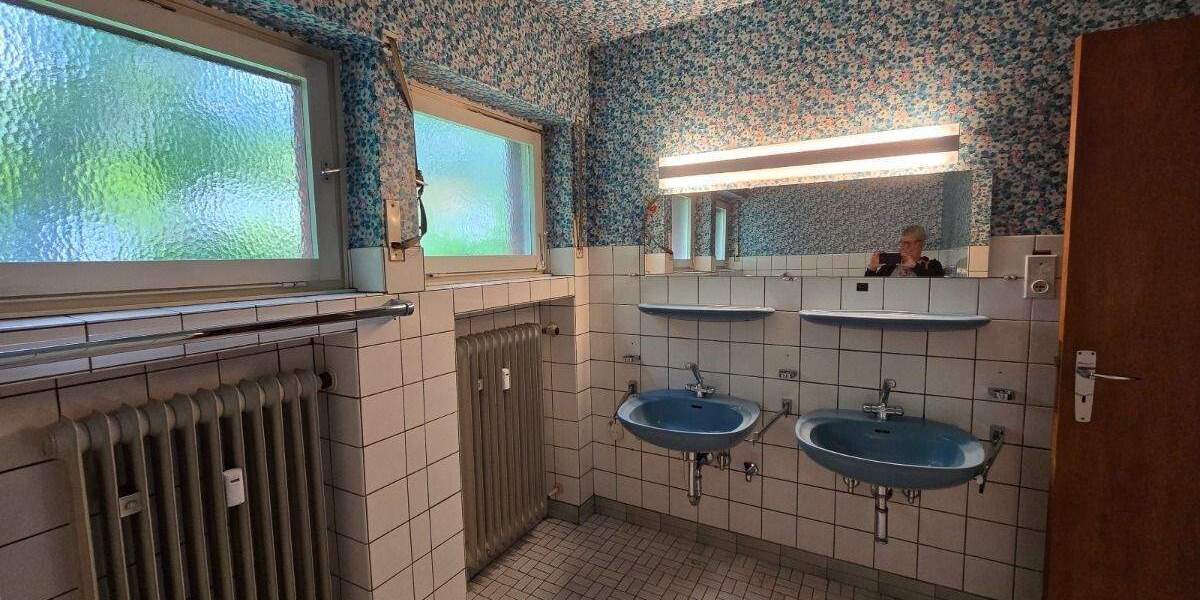 *** Im Dornröschenschlaf! *** geräumig und familienfreundlich *** Terrassenwohnung am Wald *** 5 zimmer