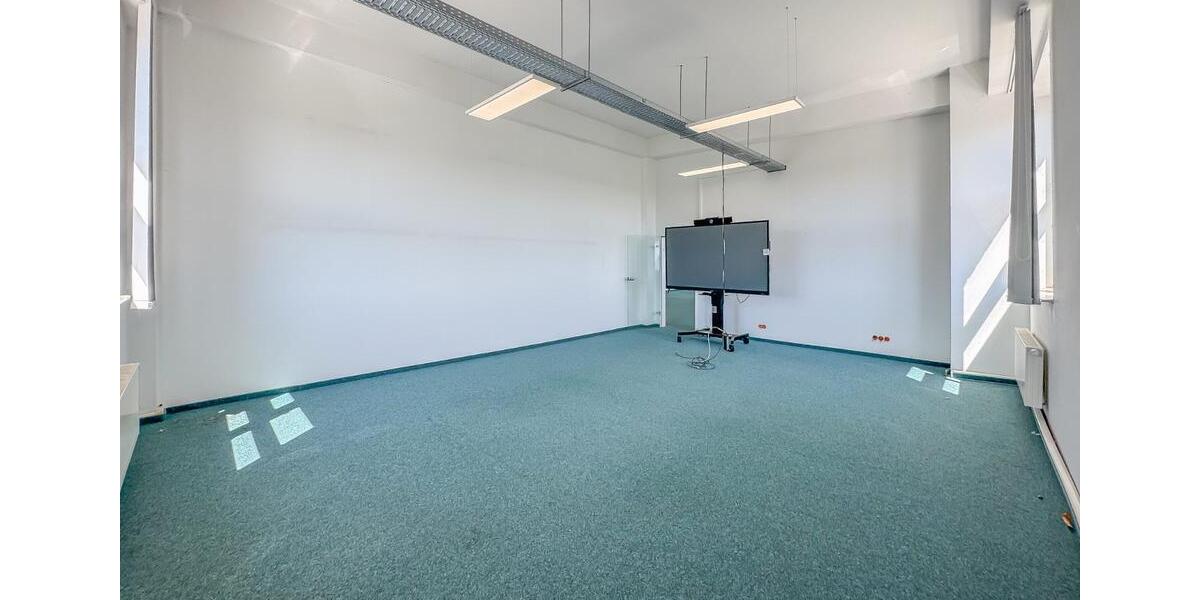 BEHEIZTES LAGER MIT SICHERHEITSDIENST – 390 m² – STELLPLÄTZE – LASTENAUFZUG – BARRIEREFREI – KÜCHE zimmer