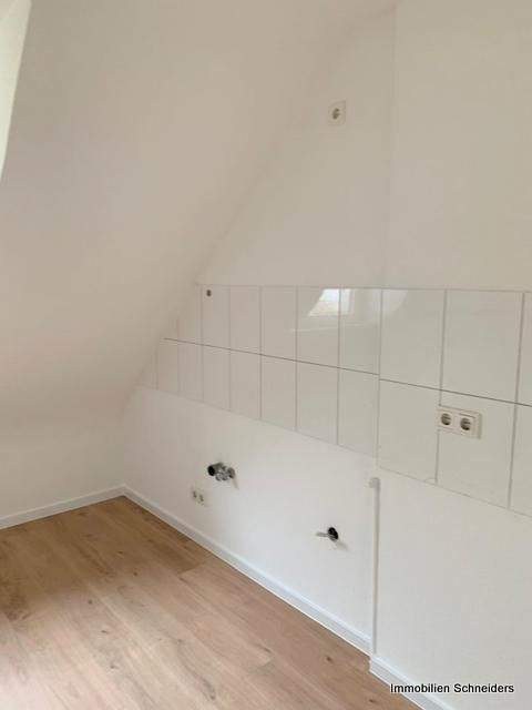 DU-Dellviertel, Fürstenstraße 1 - Frisch renovierte 2 ZKDB-Wohnung im 3.OG (DG) ab sofort zu mieten !!! 2 zimmer