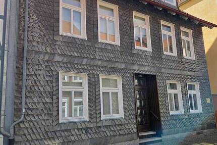 Denkmalgeschütztes Mehrfamilienhaus mit Nebengebäude und Garage