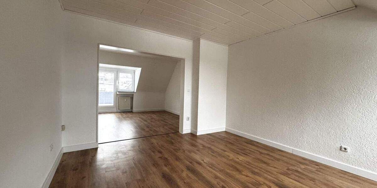 Wohnen mit Komfort: Sanierte DG-Wohnung mit Küche und Loggia im 3-Parteienhaus! 4 zimmer