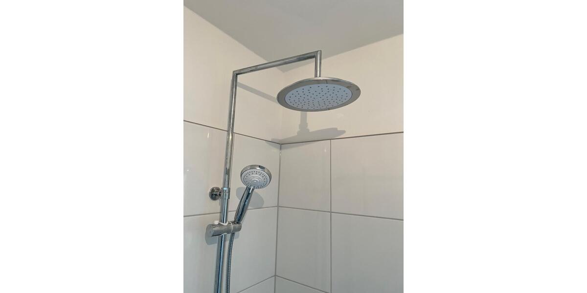 Komplett sanierte DG-Wohnung im Altbau (mit moderner Einbauküche) 3 zimmer