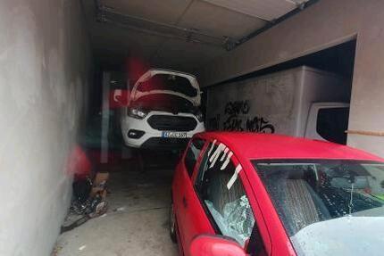 Halle. KFZ-Werkstatt zimmer